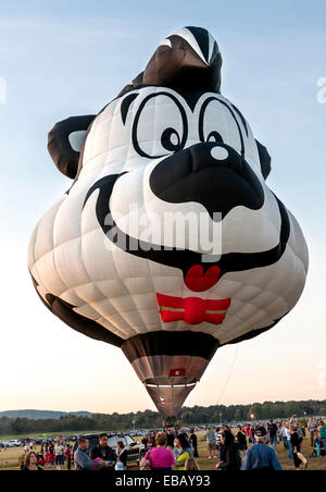 Queesbury, New York, Stati Uniti d'America - 20 Settembre 2013: la folla guarda come una forma speciale di aria calda il palloncino è gonfiato prima del volo Foto Stock