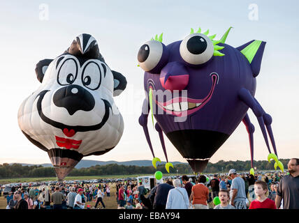 Queesbury, New York, Stati Uniti d'America - 20 Settembre 2013: la folla guarda come due speciali Forma mongolfiera vengono gonfiati prima del volo Foto Stock