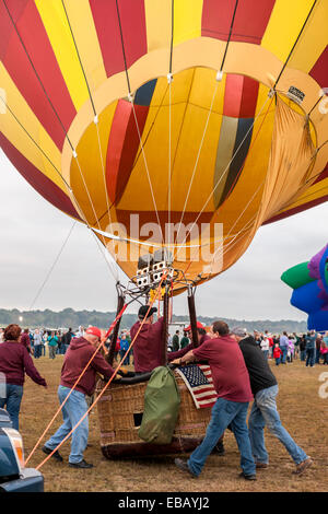 Queesbury, New York, Stati Uniti d'America - 20 Settembre 2013: l'equipaggio si prepara a lanciare una mongolfiera durante Adirondack Balloon Festival Foto Stock
