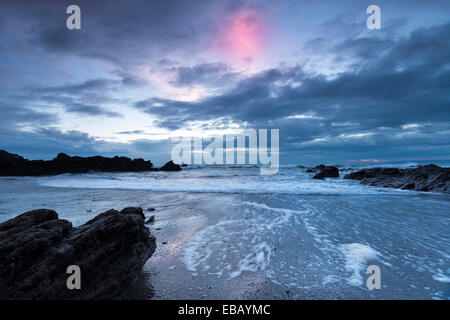 Tempestoso tramonto a Freathy sulla spiaggia di Whitsand Bay in Cornovaglia Foto Stock