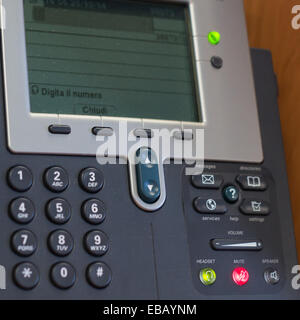 Un telefono in ufficio con pulsanti di composizione Foto Stock