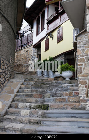Ripida strada del centro città di Veliko Tarnovo BULGARIA Foto Stock