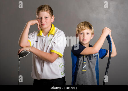 Studio foto di giovani fratelli sportivo Foto Stock