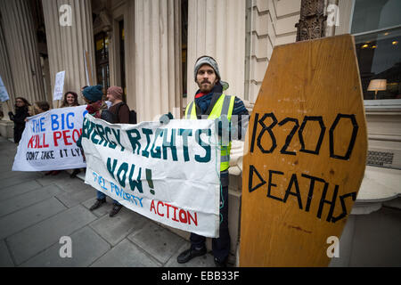 Londra, Regno Unito. 28 Nov, 2014. La povertà di carburante protesta azione Credit: Guy Corbishley/Alamy Live News Foto Stock
