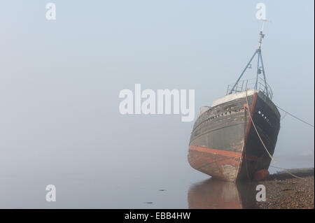 Loch Linnhe Scozia, Regno Unito. 28 Nov 2014. La mattina presto la nebbia avvolge il distrutto la pesca in barca sulle rive di Loch Linnhe. Credito: Kenny Ferguson/Alamy Live News Foto Stock