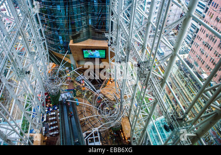 Hong Kong, architetture futuristiche del Langham Place shopping center nella penisola di Kowloon Foto Stock