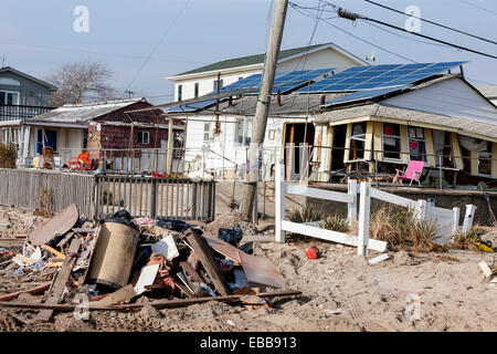 Punto arioso, NY, Stati Uniti d'America - 3 dicembre, 2012 - nessun lavoro di riabilitazione hanno iniziato a Breezy punto dopo il passaggio dell uragano Sandy Foto Stock