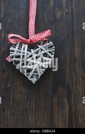 Shabby Chic cuore decorazione di Natale su uno sfondo di legno Foto Stock