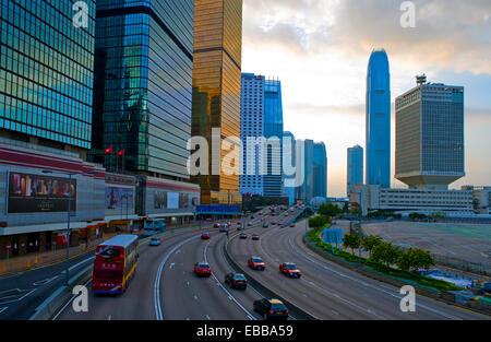 Hong Kong, il traffico sulle autostrade vicino al centro della città Foto Stock