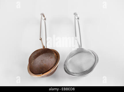 Due impiegati sporca e nuovo tea infusers Foto Stock
