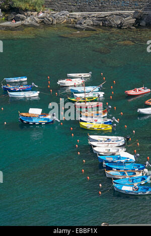 Ormeggiate le piccole imbarcazioni Vernazza Cinque Terre Italia Foto Stock