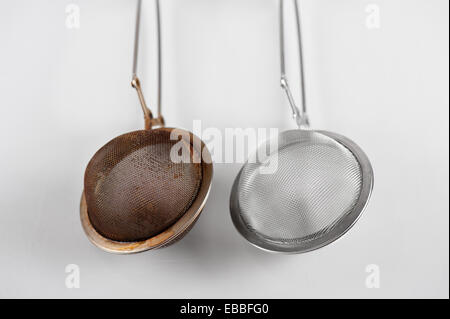 Due impiegati sporca e chiaro tea infusers Foto Stock