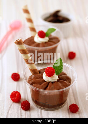 Mousse di cioccolato. Ricetta disponibile. Foto Stock