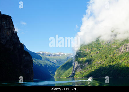 Nave nel Fiordo di Geiranger, elencato come un patrimonio mondiale dell UNESCO Foto Stock