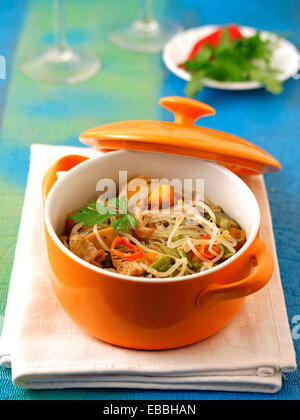 Riso tagliatelle con verdure. Ricetta disponibile. Foto Stock