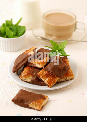 Pasta sfoglia i biscotti con il cioccolato. Ricetta disponibile. Foto Stock