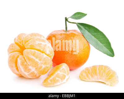 Tangerini con foglie isolato su bianco Foto Stock