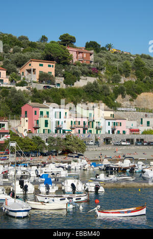 Barche ormeggiate e colorate case al mare Porto Venere Liguria Italia Foto Stock