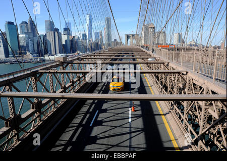 Manhattan New York USA - il taxi giallo attraversa il ponte di Brooklyn Foto Stock