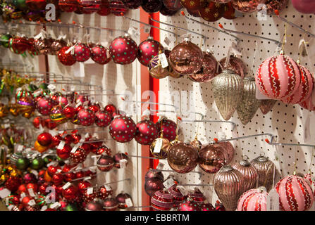 Baubles in vendita presso guarisce su Tottenham Court Road a Londra REGNO UNITO Foto Stock