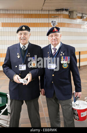 Due colleghi a nome del Taxi benevolo della raccolta fondi per la guerra disabilitata presso la stazione di Charing Cross a Londra REGNO UNITO Foto Stock