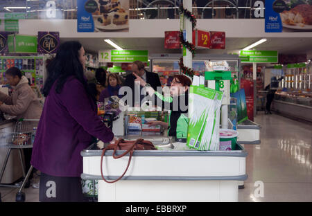 Asda Check Out a Wandsworth - London REGNO UNITO Foto Stock