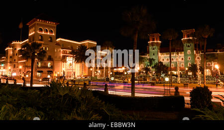 Casa Monica Hotel, sinistra e Lightner Museum durante sant Agostino di notti di luci in Sant'Agostino, Florida Foto Stock