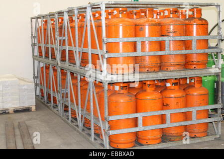 Arancione cilindri di propano Foto Stock