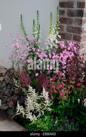 Un angolo di un fiore coloratissimo confine in un giardino in stile contemporaneo Foto Stock