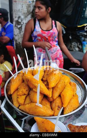 Papa Rellena - patate ripiene - Mercato di Tumbes. Dipartimento di Tumbes .PERÙ Foto Stock