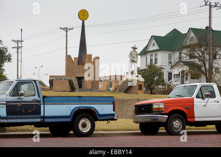 Il vecchio cowboy guarda giù dalla collina di avvio su Dodge City, Kansas. Foto Stock