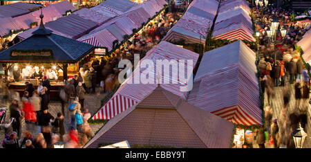 Norimberga, Germania. 28 Nov, 2014. Il Christkindlesmarkt (Mercatino di Natale) a Norimberga, Germania, 28 novembre 2014. Foto: DANIEL KARMANN/dpa/Alamy Live News Foto Stock