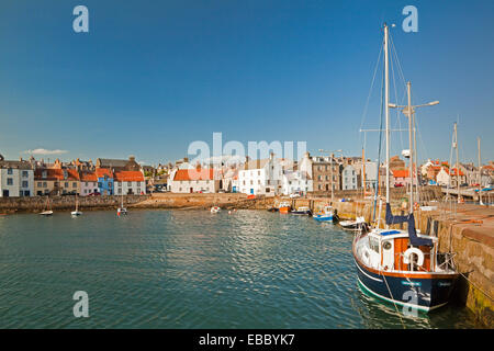 Metà a riva e la sponda orientale, a St Monans Harbour Foto Stock