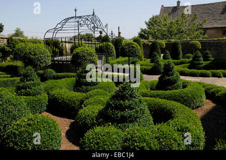 Topiaria da confine a Bourton House garden Foto Stock