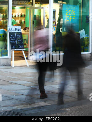 Venerdì nero, Oxford , Cornmarket Street foto di acquirenti su Venerdì nero con un segno per venerdì nero al di fuori del negozio EE alla sommità di cornmarket. Foto scattata 28.11.2014 foto da Neil Braggins Foto Stock