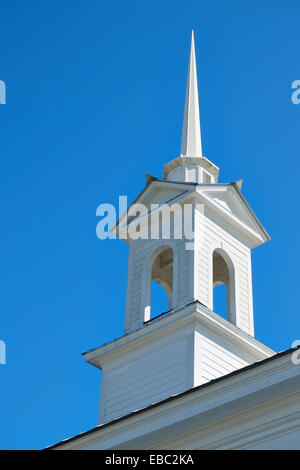 Chiesa o cappella del campanile insieme contro un profondo cielo blu in Alabama, Stati Uniti d'America. Foto Stock