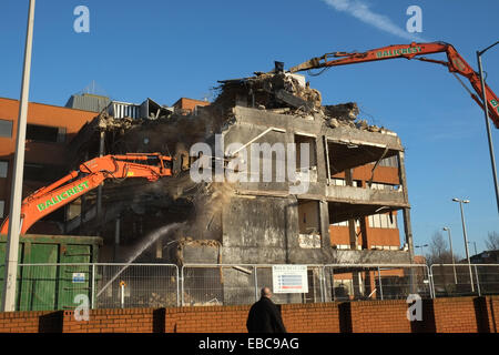 Demolizione - macchine abbattere un edificio vicino all'aeroporto di Heathrow, UK. Foto Stock