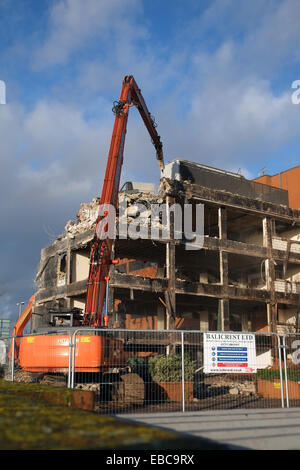 Demolizione - macchine abbattere un edificio vicino all'aeroporto di Heathrow, UK. Foto Stock