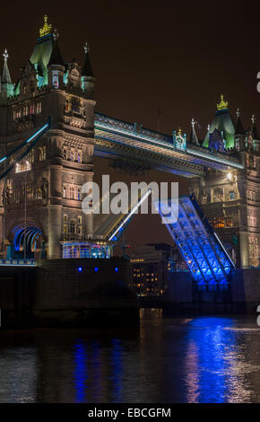 Il Tower Bridge apertura di notte, Londra, Inghilterra, Regno Unito Foto Stock