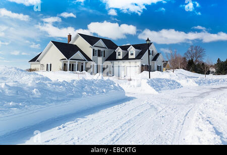 Un fresco strada arato in America suburbia dopo una tempesta di neve. Foto Stock