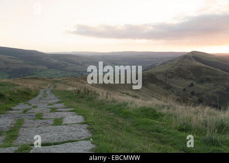 Regno Unito, Peak District, il grande crinale da Mam Tor a sunrise. Foto Stock