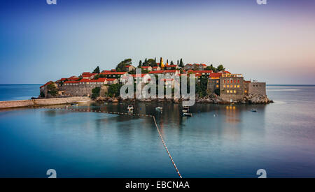 Città vecchia di Sveti Stefan in Montenegro dopo il tramonto Foto Stock