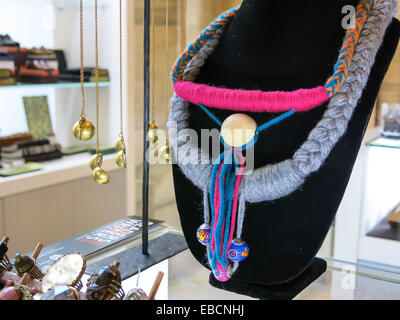 Necklace Display nel negozio di articoli da regalo, New York Public Library Fifth Avenue, New York Foto Stock