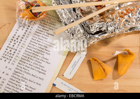 Still Life, vuota di cibo Cinese contenitore di erogazione, Menu, Bacchette e Fortune Cookie Foto Stock