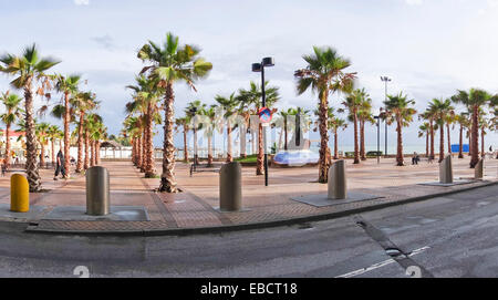 Lungomare Mediterranea, signora del mare, Fuengirola, Costa del Sol, provincia di Malaga, Andalusia. Foto Stock