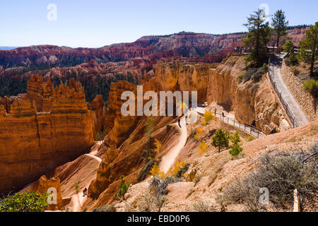 Gli escursionisti su Navajo Loop Trail lasciando il punto del tramonto. Parco Nazionale di Bryce Canyon, Utah, Stati Uniti d'America. Foto Stock