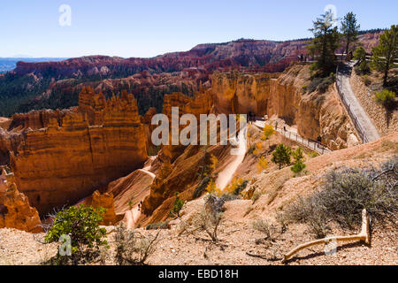 Gli escursionisti su Navajo Loop Trail lasciando il punto del tramonto. Parco Nazionale di Bryce Canyon, Utah, Stati Uniti d'America. Foto Stock