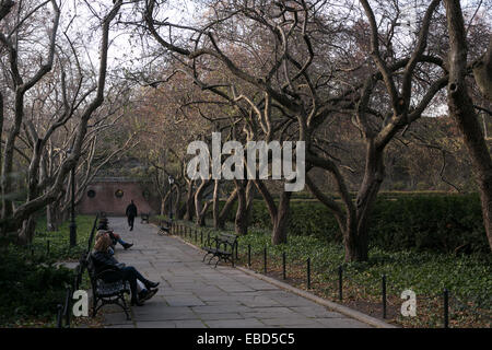 Una zona tranquilla nel Giardino a Central Park di New York City. Foto Stock