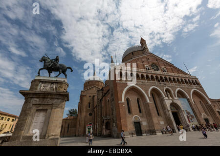 La Basilica di Sant'Antonio di Padova e la statua equestre del Gattamelata di Donatello Foto Stock