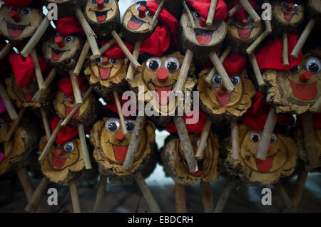 Barcellona, in Catalogna, Spagna. 28 Novembre, 2014. Pila di 'Caga Tio' o 'Tio de Nadal', significato in inglese 'Natale Log' al mercatino di Natale di Barcellona. Il Mercatino di Natale di Barcellona (la Fira de Santa Llucia) si apre per offrire una grande varietà di decorazione di Natale ed i pezzi per fare il presepe. Credito: Jordi Boixareu/Alamy Live News Foto Stock